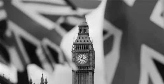  ?? Foto: dpa ?? Die britische Flagge und Big Ben, der – auch wenn er im Moment stumm ist – zum Big Bang geläutet hätte.