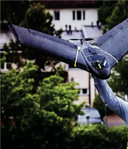  ??  ?? Flygplan byggs så stabila som möjligt för dem som är ombord. Drönare byggs omvänt för att kunna krascha så attde orsakar så liten skada som möjligt, säger Jonas Stjernberg.