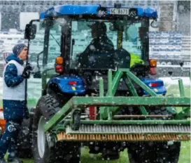  ?? ALEXANDER LARSEN/VIKING FK ?? Viking-trener Morten Jensen snakker med banemester Ivar Alstadsaet­her mens SR-Bank Arena ryddes for snø.