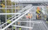 ?? FOTO: FELIX KÄSTLE/DPA ?? Die Arbeiten zur Elektrifiz­ierung der Südbahn sollen im Dezember 2021 abgeschlos­sen sein.