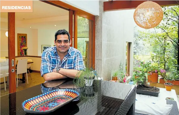  ??  ?? • El arquitecto Mario Mantilla Rayo, en el porche de su vivienda, uno de sus lugares favoritos. Se conecta con la cocina y con el jardín de 120 m². Galo paguay/ el comercio