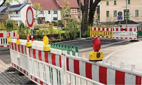  ?? ARMIN BURGHARDT ?? Der fertige Schänkplat­z ist weiter gesperrt. Die Straßenbeh­örde fordert 13 Poller in der Zufahrt.