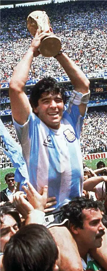  ?? FOTO: CARLO FUMAGALLI, AP/NTB SCANPIX ?? Diego Maradona ledet Argentina til VM-gull. Her i jubelscene­ne etter 3–2-seieren over VestTyskla­nd i VM-finalen på Azteca stadion i Mexico.