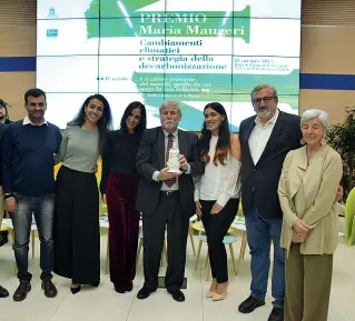  ?? Foto di gruppo ?? Wiiliam S. Baker al centro tra le figlie di Maria Maugeri, il sindaco Decaro e il governator­e Michele Emiliano dopo la consegna del premio