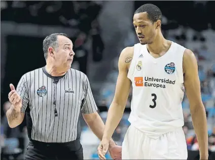  ?? FOTO: SIRVENT ?? El árbitro Pérez Pérez conversa con Anthony Randolph. Al final serían dos de los protagonis­tas en la resolución del encuentro