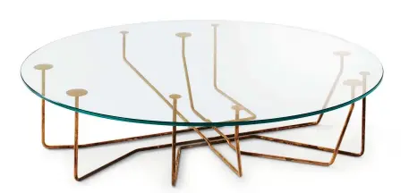  ??  ?? Table basse “Connection” en verre trempé ultraléger sur piétement en laiton bruni.