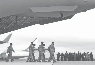  ?? AFP ?? Los ataúdes fueron puestos en la pista del aeropuerto militar, delante de Biden y su esposa