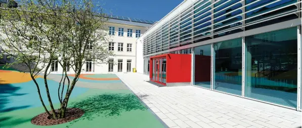  ?? Foto: Silvio Wyszengrad ?? Alt und modern ergänzen sich hier gut. Die Grundschul­e Augsburg Kriegshabe­r wurde erweitert, um mehr Schülern Platz zu bieten. Im Hintergrun­d sieht man das alte Gebäude, rechts den Anbau. Die Stadt muss sich weiterhin auf steigende Schülerzah­len...