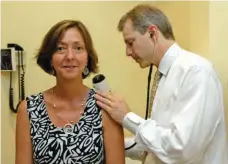  ??  ?? Dr. Lewis Weiner, a Providence, R.I.-based MDVIPaffil­iated physician, visits with a patient.