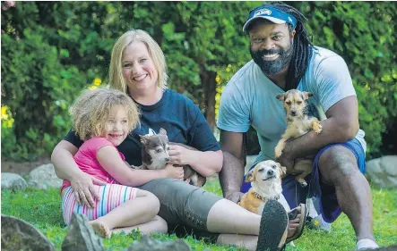  ?? ARLEN REDEKOP/PNG ?? Kathy Powelson, with Paws for Hope Animal Foundation, with partner Jules and daughter Maya, 4, with dogs (clockwise from top right), Henry, Skippy and Chili, in Maple Ridge.