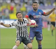  ??  ?? Carlos Rodríguez, de Rayados, y Martín Cauterucci­o (7), de Cruz Azul