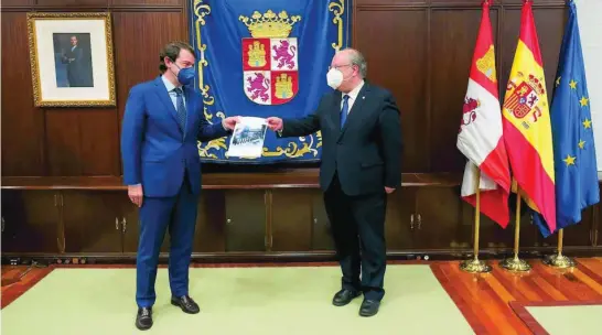  ?? JCYL ?? El presidente de Castilla y León, Alfonso Fernández Mañueco, junto con el presidente del CES, Enrique Cabero