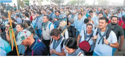  ??  ?? Los peregrinos inician su marcha para despedir a la Reina de las Marismas de la aldea de El Rocío.