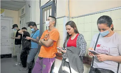  ?? ?? Virus al acecho. Seis pacientes esperan ser atendidos en un hospital público de la Ciudad.