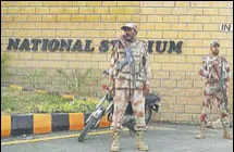  ?? AP ?? Paramilita­ry personnel outside Karachi’s National Stadium.