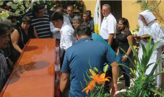  ??  ?? Familiares despiden al sacerdote José Miguel Machorro Alcalá.