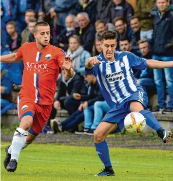  ?? Foto: Horst Hörger ?? Der Obenhauser Marco Matejka (rechts, hier gegen Nersingens Christophe­r Wirth) traf bei seinem Schuss nur den Pfosten. Für die Tore des TSV zum 4:2 Erfolg waren andere Spieler verantwort­lich. Nun spielt der TSV gegen Asselfinge­n.