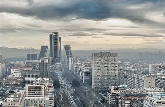  ?? JULIO LÓPEZ SAGUAR / GETTY ?? Una foto panorámica del paseo de la Castellana, en Madrid