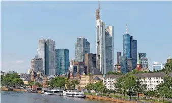  ?? FOTO: HOLGER ULLMANN/TOURISMUS+CONGRESS GMBH FRANKFURT AM MAIN ?? Wegen seiner Wolkenkrat­zer gilt Frankfurt auch als „Mainhattan“. Vom 200 Meter hohen Main Tower können Besucher die Aussicht genießen.