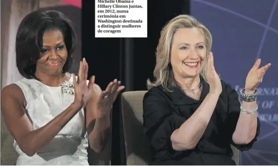  ??  ?? Michelle Obama e Hillary Clinton juntas, em 2012, numa cerimónia em Washington destinada a distinguir mulheres de coragem