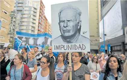  ?? MAXI FAILLA ?? Protesta. Militantes de derechos humanos ayer, en contra de la prisión domiciliar­ia de Etchecolat­z.