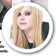  ??  ?? La chica roquera Avril Lavigne tampoco se escapó del lado sensual de la moda.