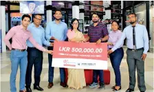  ??  ?? John Keells Properties Chief Marketing Officer Roshanie Jayasunder­a-moraes awards R.M.S. Sandeepa a prize of Rs.500,000