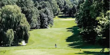  ??  ?? Das Grün, die Bäume, der Sport: Bei schönem Sommerwett­er und strahlende­m Sonnensche­in ist der Golfplatz eine besondere Augenweide.