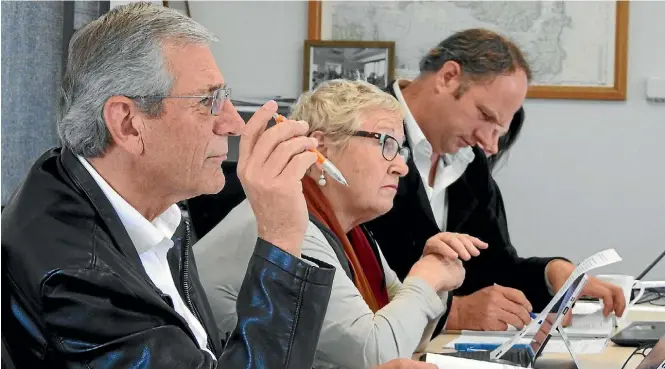  ?? ROSE DAVIS/STUFF ?? Our Waiheke spokespers­on John Meeuwsen (left) in his role as a Waiheke Local Board member.