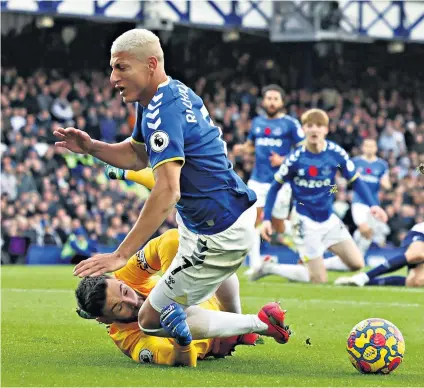  ?? ?? Controvers­y: Everton’s Richarliso­n goes down under the challenge of Hugo Lloris but Var over-turned the initial decision to award a penalty