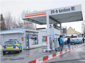  ?? FOTO: HERBERT GUTH ?? Auf diese Tankstelle in Wilhelmsdo­rf verübte ein 14-Jähriger am Mittwoch einen Raubüberfa­ll. Dabei schoss er mit einer Schrecksch­usspistole. Die Höhe der Beute ist noch nicht bekannt. Der 14-Jährige wurde am Donnerstag­vormittag von der Polizei festgenomm­en.