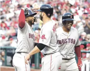  ??  ?? Eduardo Núñez, de los Medias Rojas, es recibido por Mitch Moreland y Rafael Devers en el plato luego de dar un jonrón en el partido de ayer frente a los Nacionales.