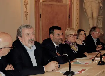  ??  ?? Ieri in conferenza stampa Da sinistra Maurizio Sciarra, Michele Emiliano, Antonio Decaro, Loredana Capone, Lina Sastri e Felice Laudadio