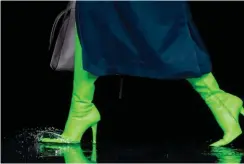  ??  ?? Ci-contre : glamour et sophistica­tion pour l’homme Dior. Ci-dessous, de g. à dr. : épaules marquées et bottes fines pour la femme Balenciaga.