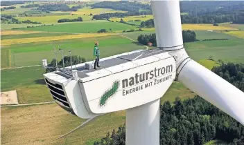  ??  ?? Im Windpark Scheßlitz-Königsfeld nahm Naturstrom Windräder in Betrieb. Die Anlagen erzeugen pro Jahr 13,5 Mio. kWh Windstrom, genug für etwa 4500 Haushalte. 2014 wurde die Anlage noch einmal erweitert.