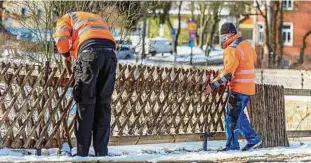  ??  ?? Die rund  Meter Jägerzaun um den sanierten Blankenhai­ner Ententeich sollen im Laufe dieser Woche komplett gesetzt werden. Foto: Stefan Eberhardt