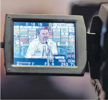  ?? Foto: Ulrich Wagner ?? Trainer Dirk Schuster wird heute im Blickpunkt stehen. Er bestreitet mit dem FCA sein erstes Pflichtspi­el. Der Bundesligi­st tritt im DFB-Pokal beim Fünftligis­ten FV Ravensburg an. Das Spiel findet in Pfullendor­f statt.