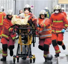  ?? ALAIN JOCARD / AFP ?? Terror. Bombeiros socorrem vítima de ataque em Paris