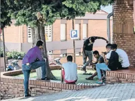  ?? LLIBERT TEIXIDÓ/ARCHIVO ?? Menores no acompañado­s frente a un hostal de Horta-guinardó