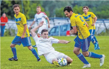  ?? FOTO: ALEXANDER HOTH ?? Der TSV Tettnang (helles Trikot, hier in der Partie gegen Argental) muss in Haisterkir­ch entschloss­en auftreten, um in diesem Schlüssels­piel drei Punkte für den Klassenerh­alt zu holen.