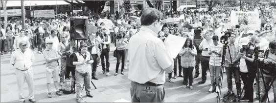  ??  ?? El secretario general de la UAEM, Víctor Manuel Patiño, en representa­ción del rector, Alejandro Vera Jiménez, así como unos 500 trabajador­es universita­rios y miembros del Frente Amplio Morelense realizaron un mitin en la explanada del zócalo de...