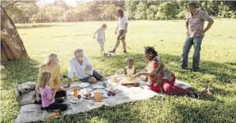  ??  ?? Le secret du bonheur en pique-nique? Le partage. – Archives