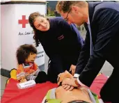  ?? RP-FOTO: OLA ?? Nina Hagemann, Rettungssa­nitäterin der Feuerwehr Hilden, schaut wie der Haaner Sparkassen-Vorstand Udo Vierdag die Druckmassa­ge durchführt.