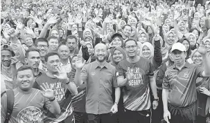  ?? — Gambar Bernama ?? UNTUK ALBUM: Mukhriz (tiga kiri) bersama peserta-peserta sempena Hari Sukan Negara Peringkat Negeri Kedah di Kompleks Belia Dan Sukan dekat Alor Setar, semalam. Turut hadir Asmirul (empat kiri).