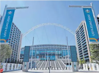  ?? FOTO: FRANK AUGSTEIN/DPA ?? Im Londoner Wembleysta­dion soll am 11. Juli das Finale der Europameis­terschaft steigen. Wie viele Zuschauer dann in den Fußball-tempel dürfen, ist auch beim Turniersta­rt noch nicht klar.