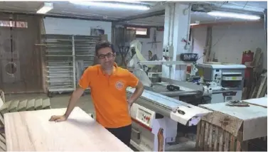  ??  ?? Roberto Montis, 41 ans, menuisier, utilise Sardex depuis un an. Son chiffre d’affaires a triplé.
