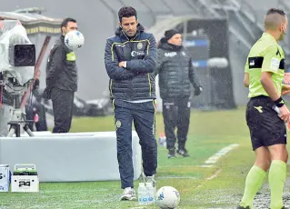  ??  ?? Al timone Fabio Grosso torna a rischio sulla panchina del Verona dopo il pessimo avvio del ritorno