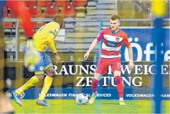  ?? FOTO: HAUKE-CHRISTIAN DITTRICH/DPA ?? Florian Pick (am Ball, hier im Duell mit Oumar Diakhite, damals Braunschwe­ig, aktuell SV Sandhausen) hat gegen Rostock stark gespielt nach seiner Einwechslu­ng und das 2:0 erzielt.