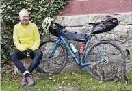  ?? Foto: Marion Doering ?? Der Dresdner Holger Ostermeyer strampelt sich mit möglichst knappem Gepäck auf dem Rad mehr als 3.000 Kilometer weit ab – und das alles für einen guten Zweck, den er sehr zu schätzen gelernt hat.
