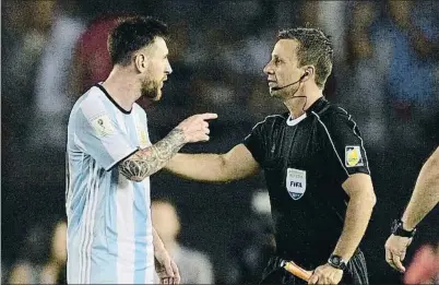  ?? JUAN MABROMATA / AFP ?? Leo Messi va protestar per una falta a l’Argentina-Xile, però res de tot això es va incloure a l’acta arbitral